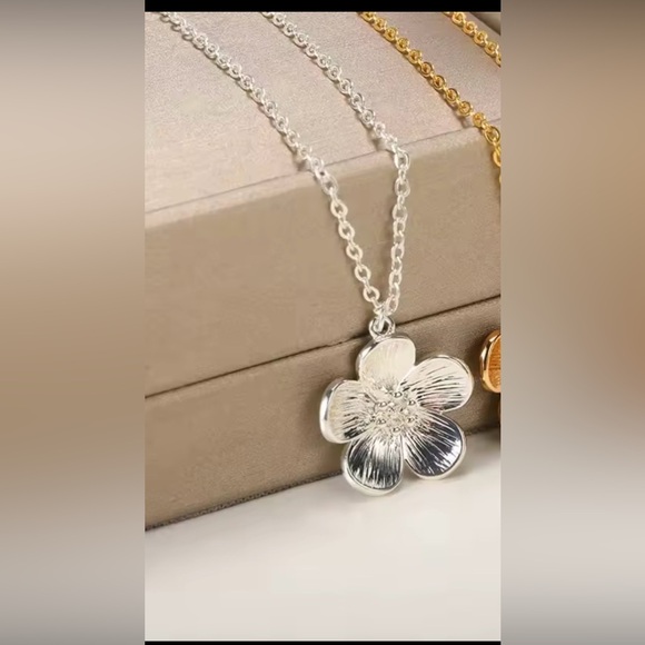 Chic Silver Floral Pendant Necklace stainless steel - Picture 3 of 3